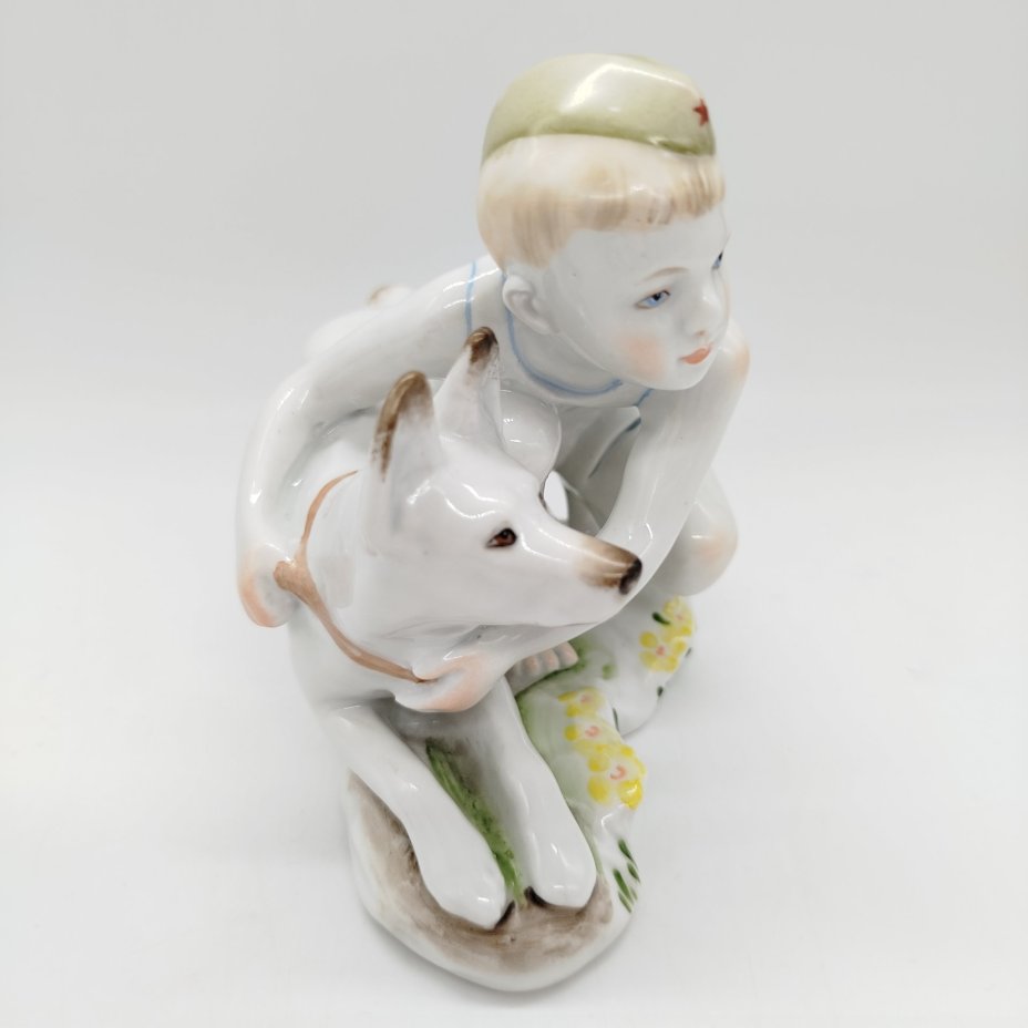 Статуэтка "Юный пограничник с собакой" (в зелёной пилотке), скульптор Г.С. Столбова, Ленинградский фарфоровый завод (ЛФЗ)