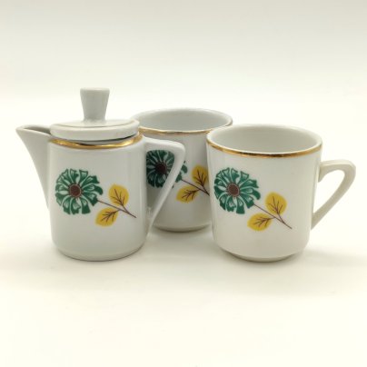 Набор из пары миниатюрных чашек и молочника с цветочным декором (детский набор), фарфор, деколь, золочение, СССР, 1970-1990 гг.