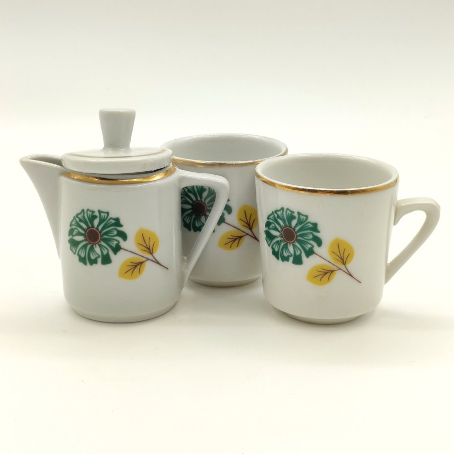 Набор из пары миниатюрных чашек и молочника с цветочным декором (детский набор), фарфор, деколь, золочение, СССР, 1970-1990 гг.