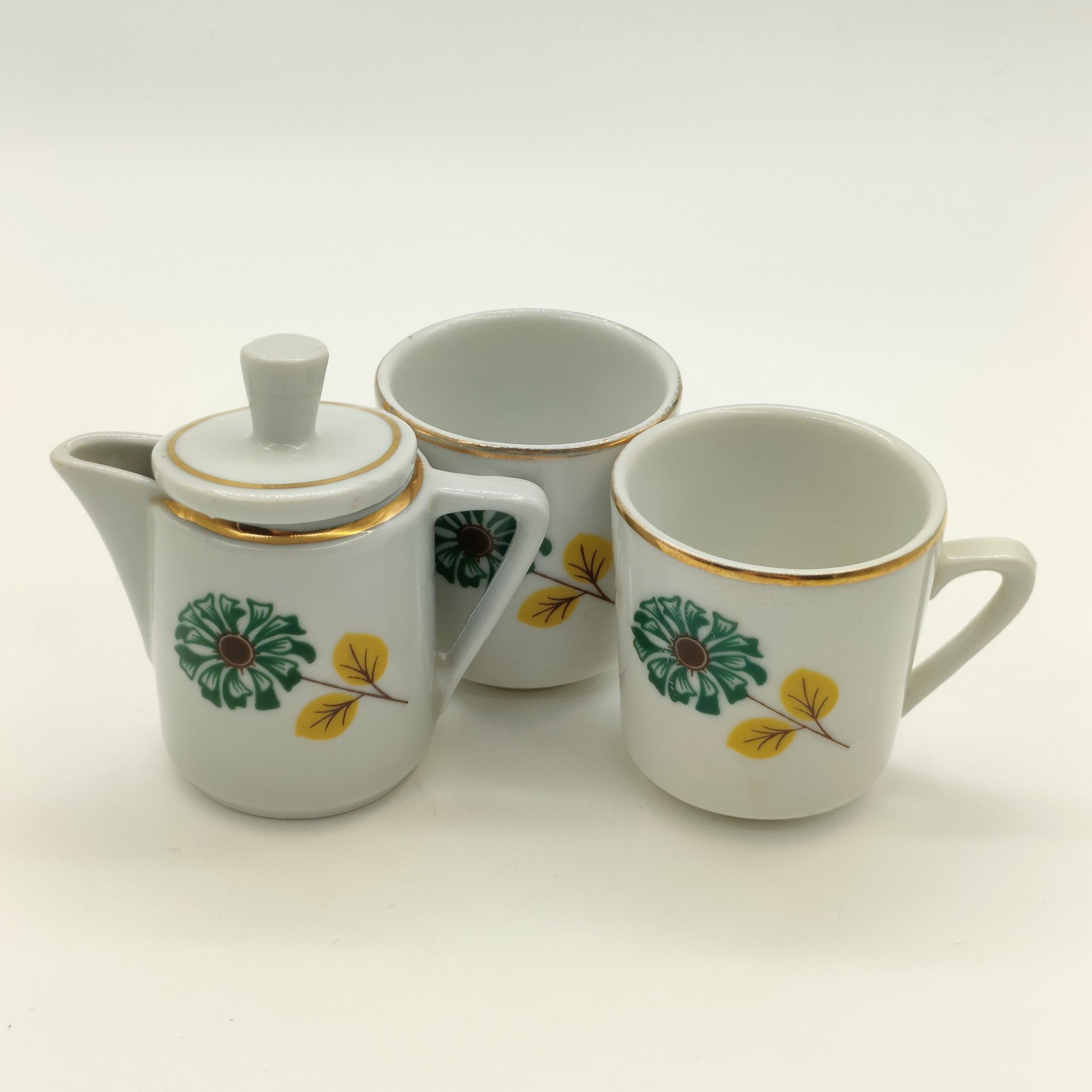 Набор из пары миниатюрных чашек и молочника с цветочным декором (детский набор), фарфор, деколь, золочение, СССР, 1970-1990 гг.