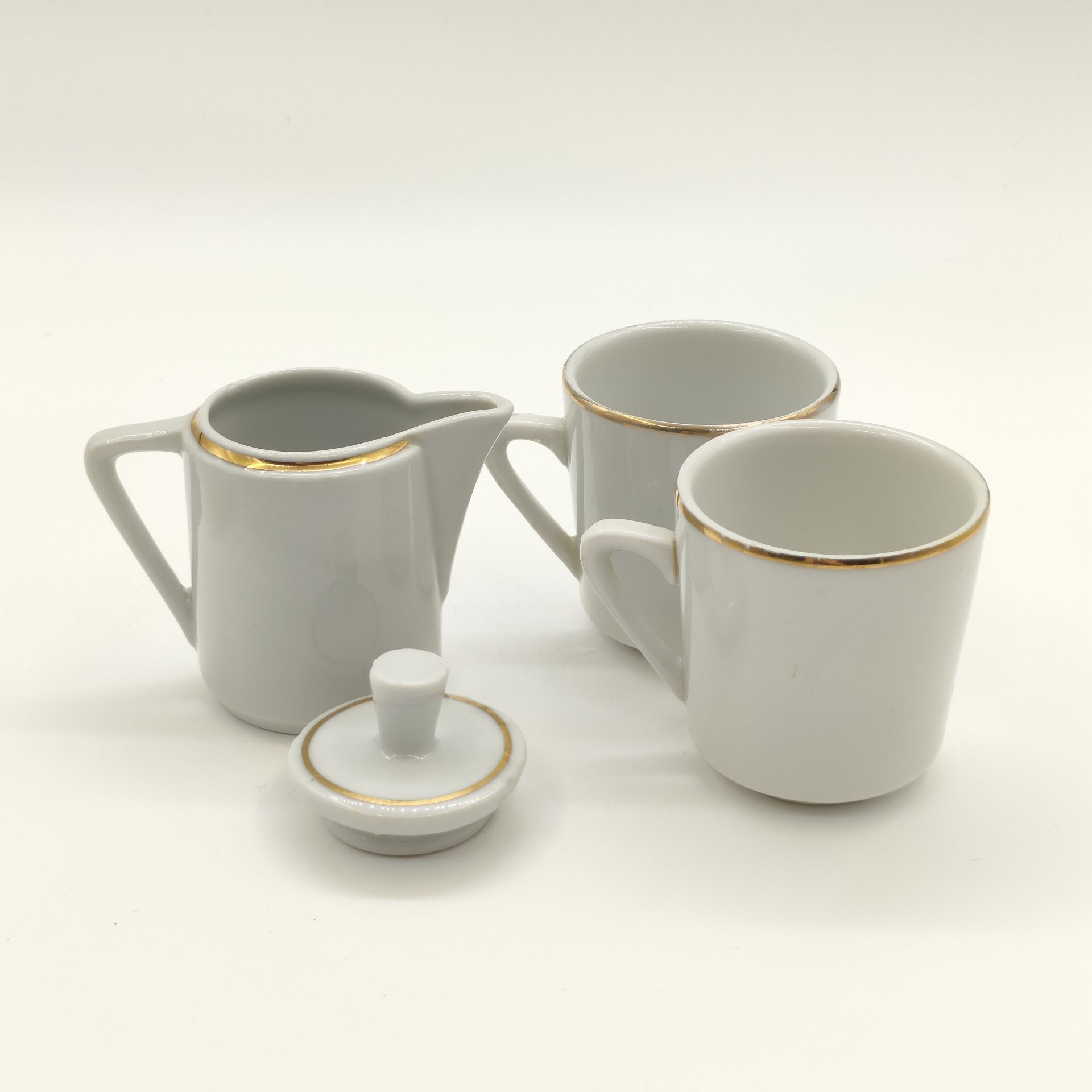 Набор из пары миниатюрных чашек и молочника с цветочным декором (детский набор), фарфор, деколь, золочение, СССР, 1970-1990 гг.