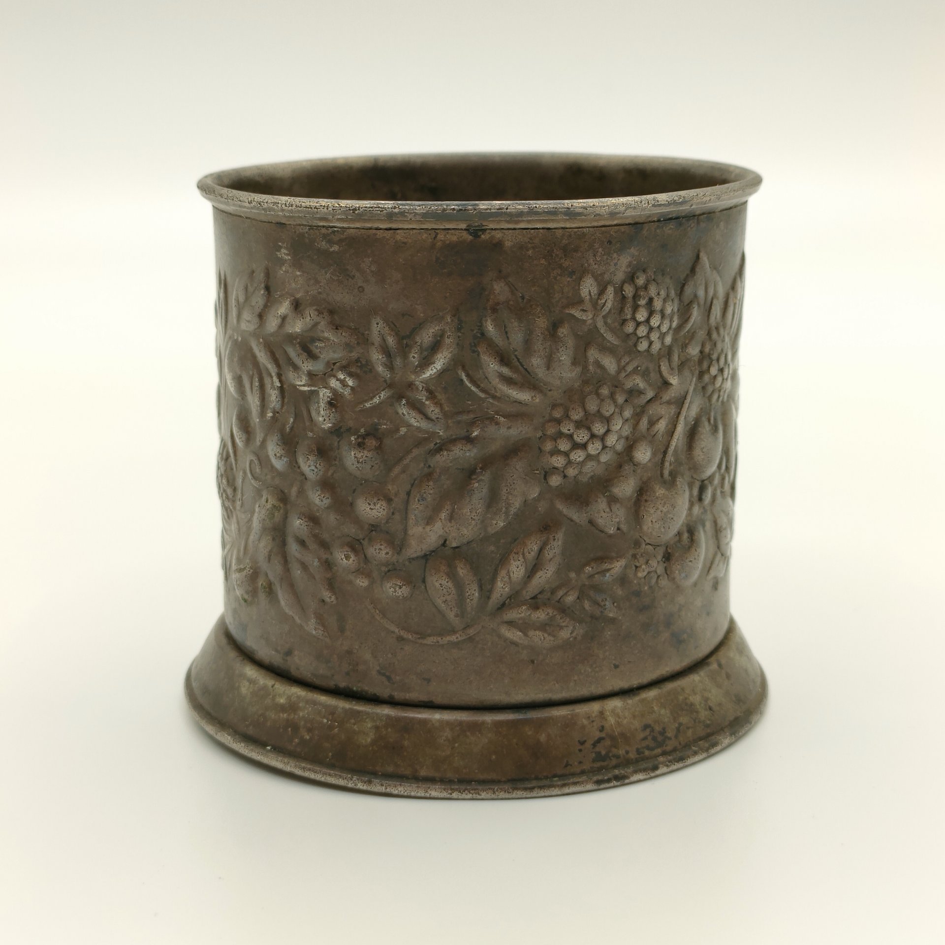 Подстаканник "Ягоды", мельхиор (медь-никель), Мстерская художественная фабрика  «Ювелир», СССР, 1950-1980 гг.