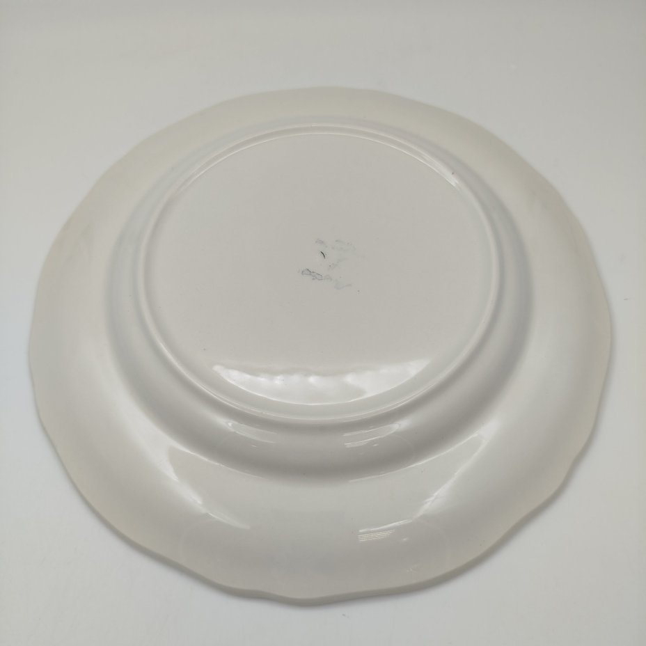 Тарелка обеденная, украшенная изображением цветов, бабочек и деревенского персонажа, узор "Moustiers", мануфактура "Longchamp"