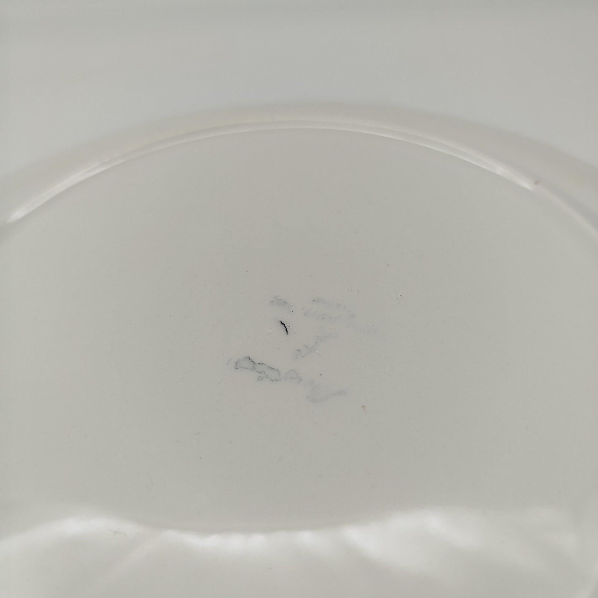 Тарелка обеденная, украшенная изображением цветов, бабочек и деревенского персонажа, узор "Moustiers", мануфактура "Longchamp", фаянс, деколь с подрисовкой, Франция, 1950-1970 гг.