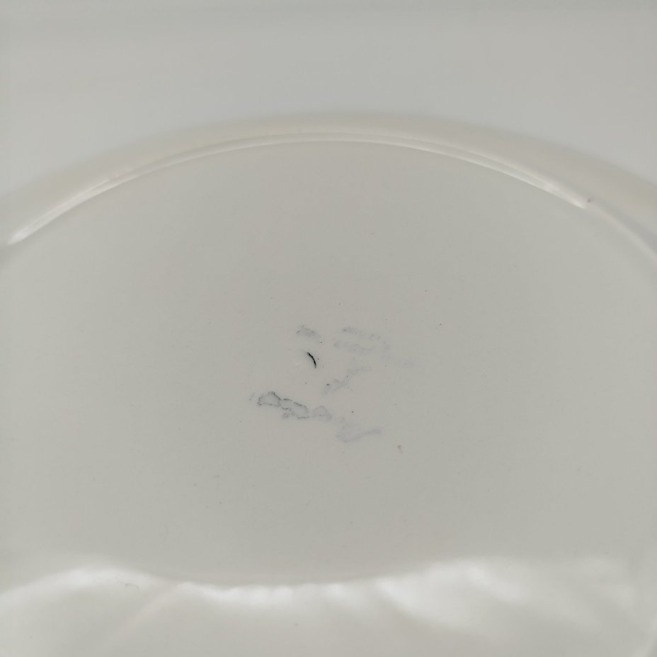 Тарелка обеденная, украшенная изображением цветов, бабочек и деревенского персонажа, узор "Moustiers", мануфактура "Longchamp"