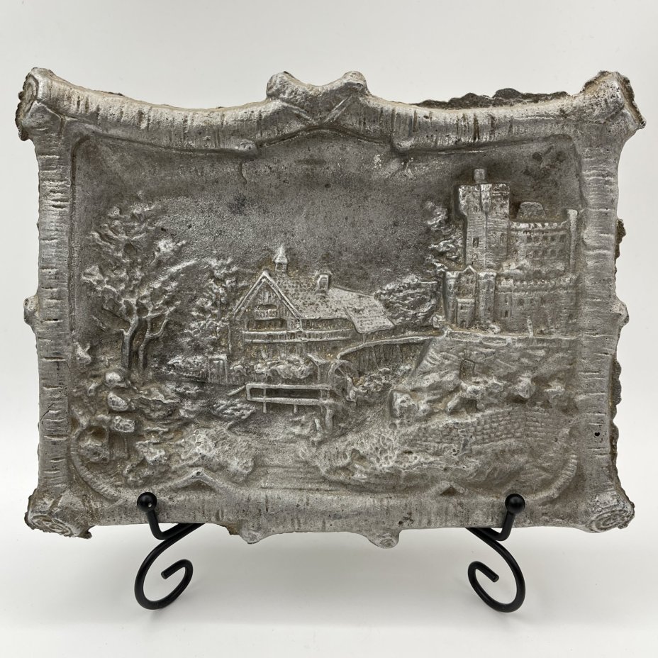 Панно настенное, декорированное рельефным изображением пейзажа с замком, металл, литье, Европа, 1970-1990 гг.