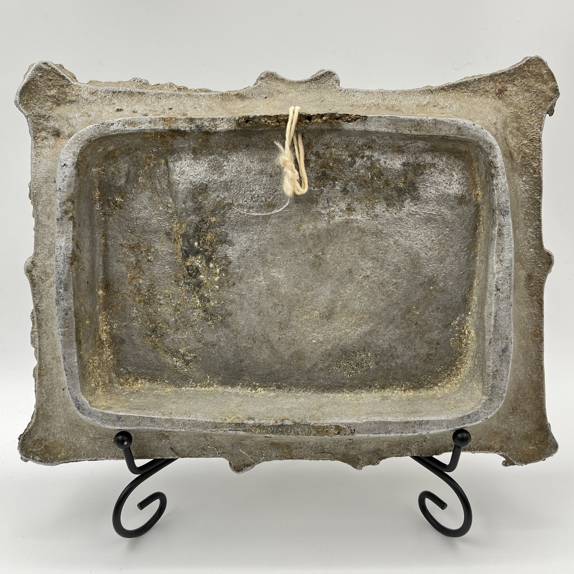 Панно настенное, декорированное рельефным изображением пейзажа с замком, металл, литье, Европа, 1970-1990 гг.