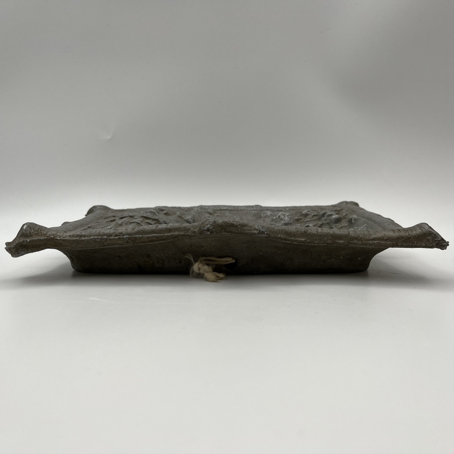 Панно настенное, декорированное рельефным изображением пейзажа с замком, металл, литье, Европа, 1970-1990 гг.