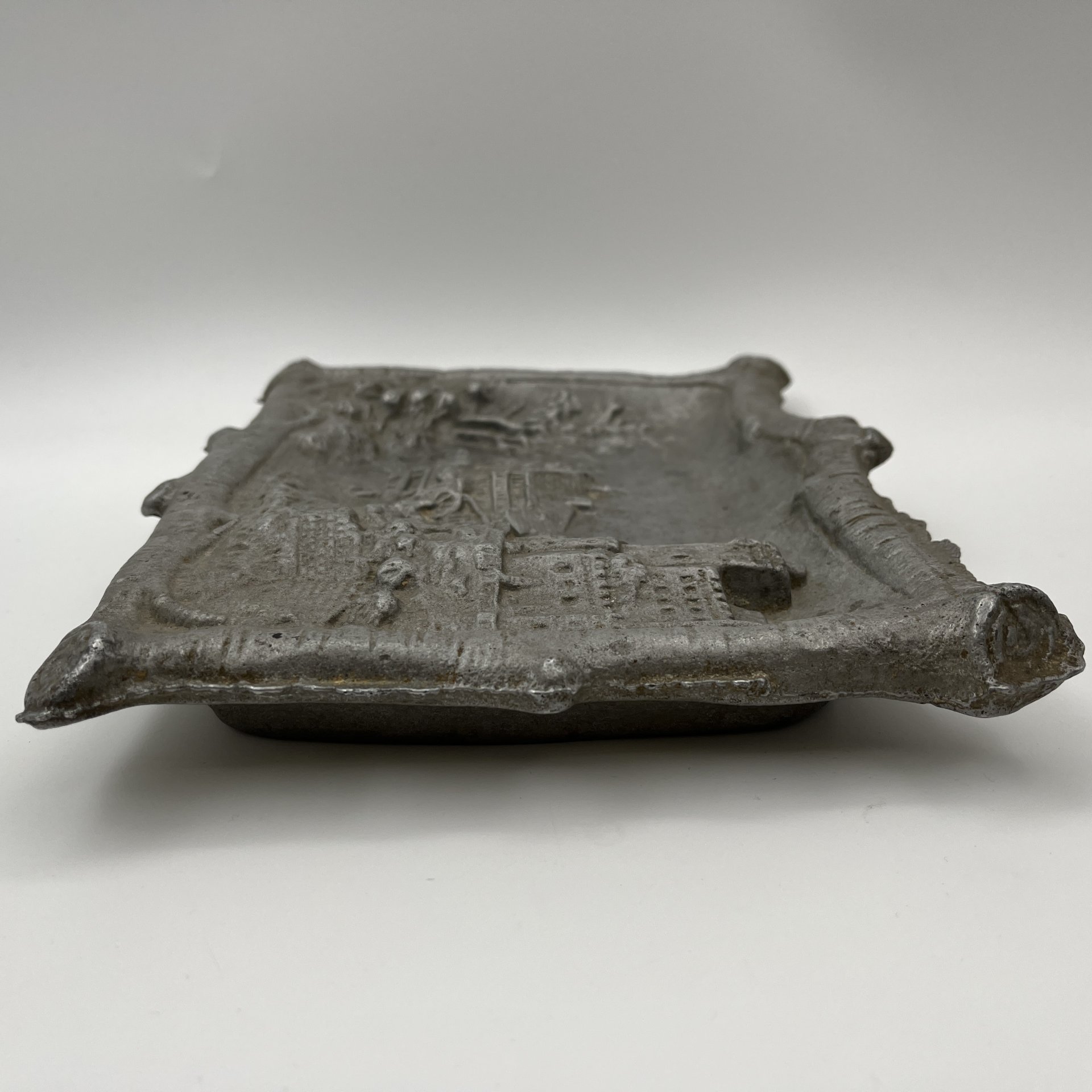 Панно настенное, декорированное рельефным изображением пейзажа с замком, металл, литье, Европа, 1970-1990 гг.