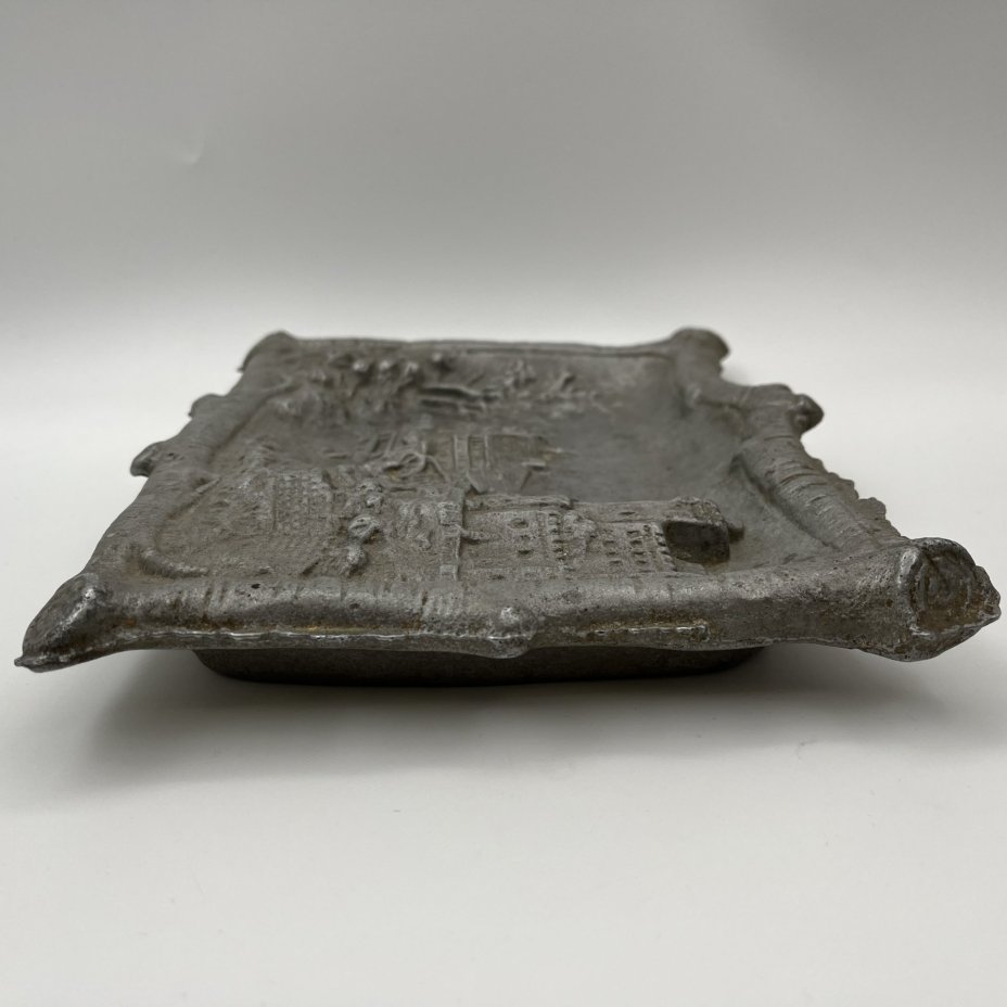 Панно настенное, декорированное рельефным изображением пейзажа с замком