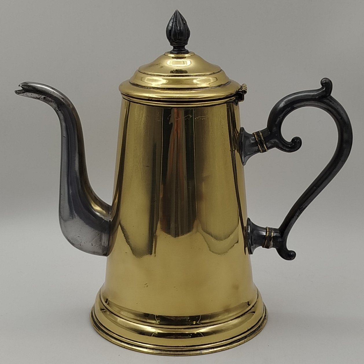 Кофейник золотистого цвета с фигурной ручкой, латунь, сплав металлов, Западная Европа, 1950-1980 гг.