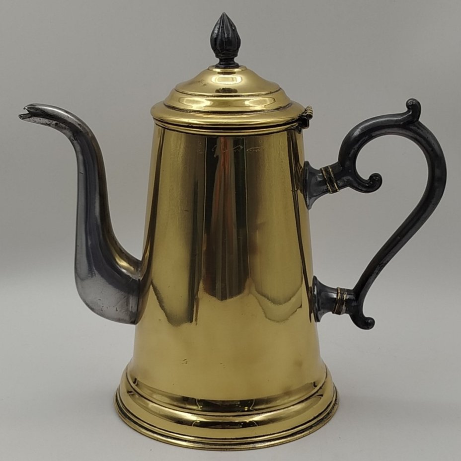 Кофейник золотистого цвета с фигурной ручкой, латунь, сплав металлов, Западная Европа, 1950-1980 гг.