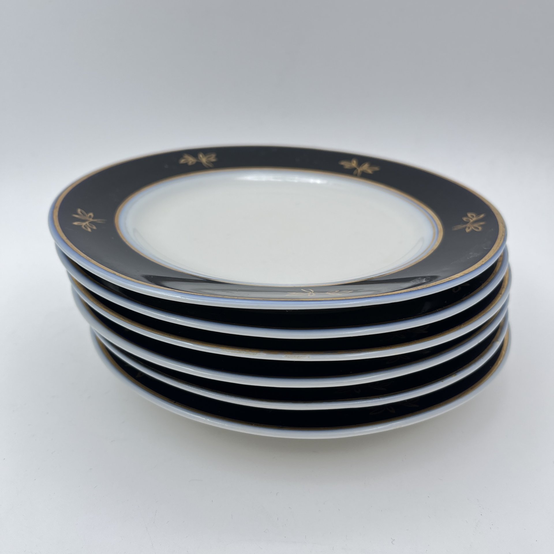 Набор десертных тарелок с кобальтовым кантом и золотистым растительным декором на 6 персон, фарфор, крытье, золочение, Дмитровский фарфоровый завод (ДФЗ Вербилки), СССР, 1954-1965 гг.