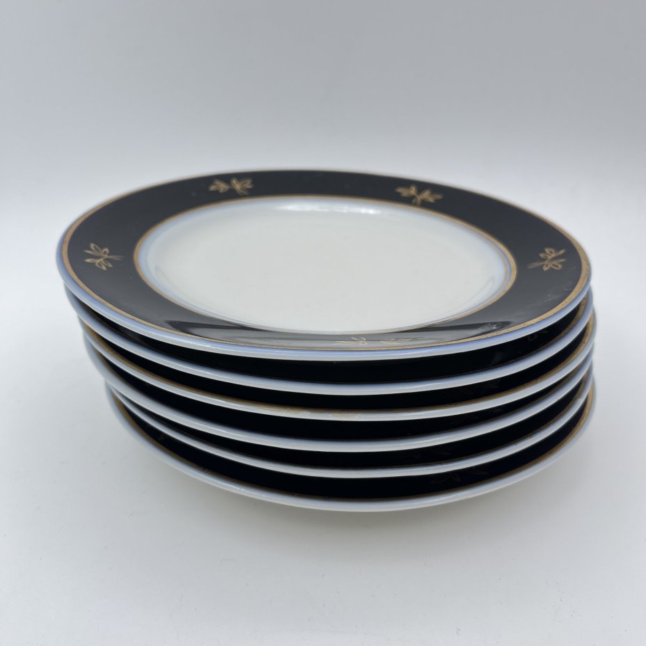 Набор десертных тарелок с кобальтовым кантом и золотистым растительным декором на 6 персон, фарфор, крытье, золочение, Дмитровский фарфоровый завод (ДФЗ Вербилки), СССР, 1954-1965 гг.
