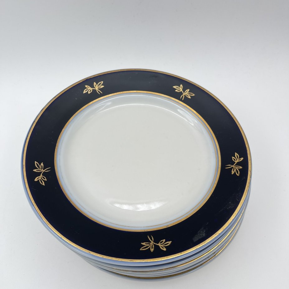 Набор десертных тарелок с кобальтовым кантом и золотистым растительным декором на 6 персон, фарфор, крытье, золочение, Дмитровский фарфоровый завод (ДФЗ Вербилки), СССР, 1954-1965 гг.