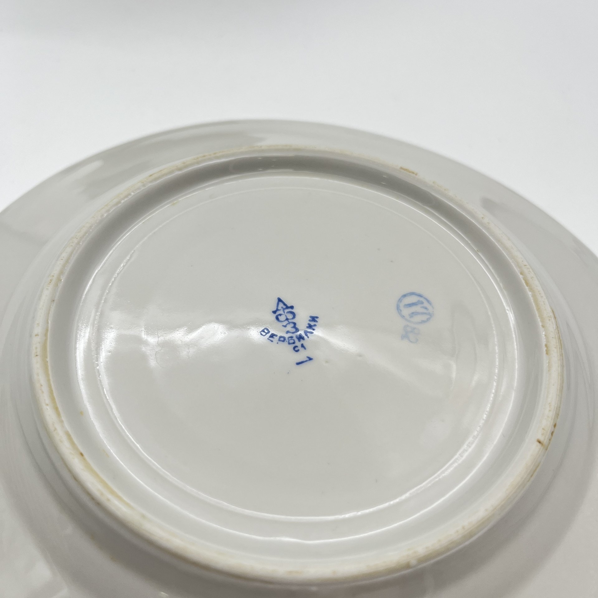 Набор десертных тарелок с кобальтовым кантом и золотистым растительным декором на 6 персон, фарфор, крытье, золочение, Дмитровский фарфоровый завод (ДФЗ Вербилки), СССР, 1954-1965 гг.