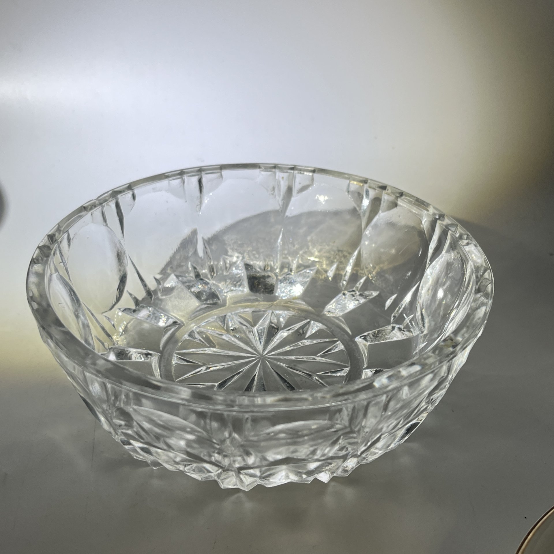 Конфетница круглой формы с геометрическим декором, стекло, пресс, СССР, 1970-1990 гг.