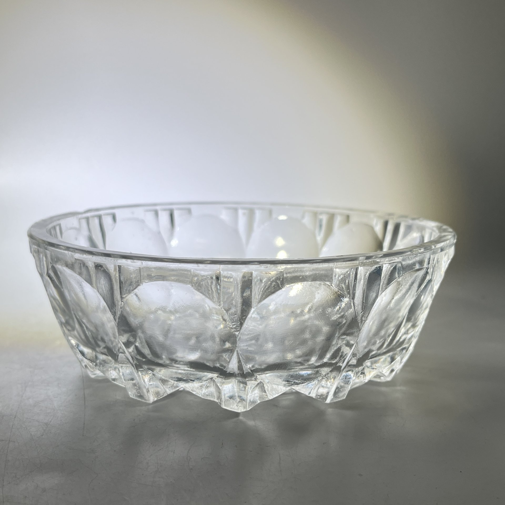 Конфетница круглой формы с геометрическим декором, стекло, пресс, СССР, 1970-1990 гг.