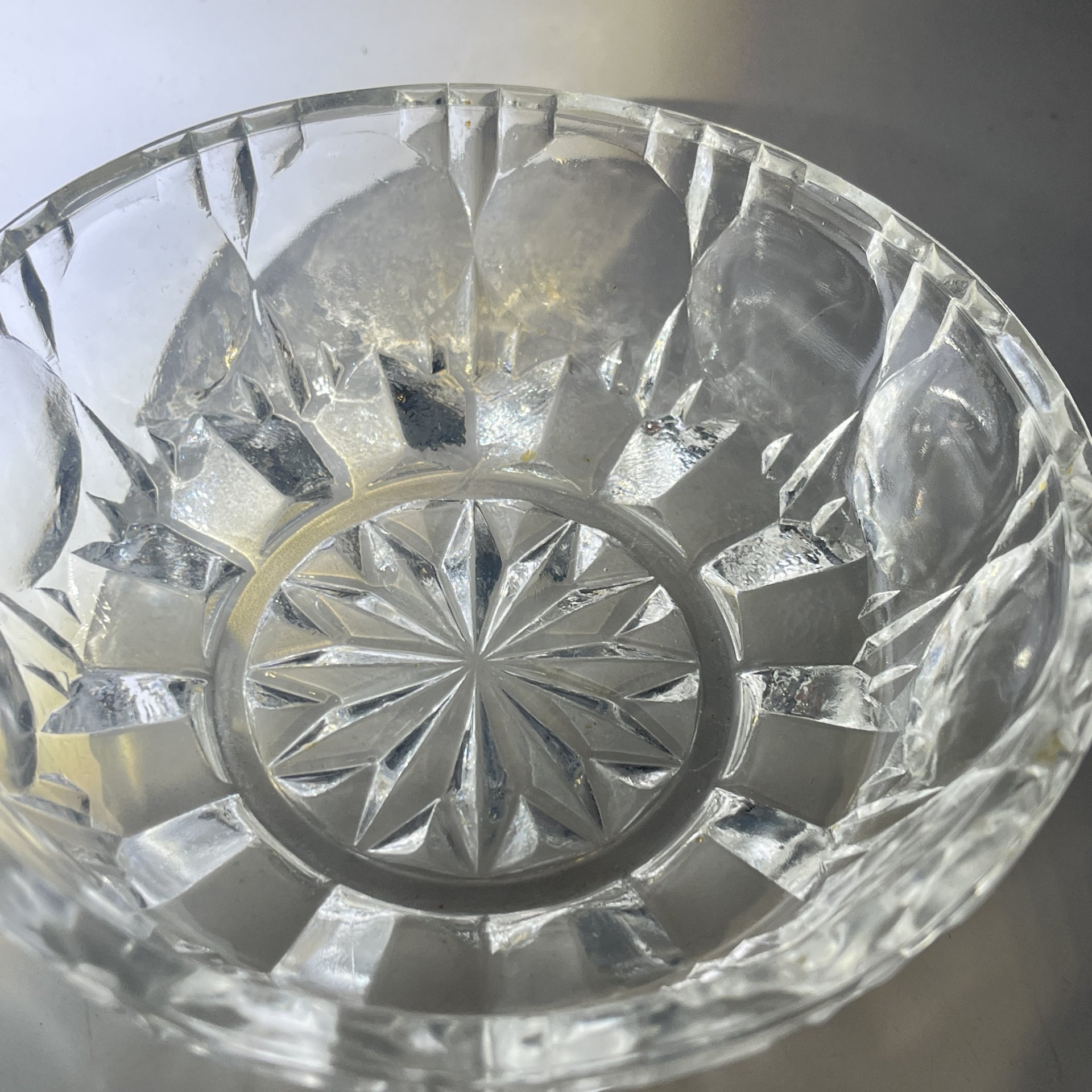 Конфетница круглой формы с геометрическим декором, стекло, пресс, СССР, 1970-1990 гг.