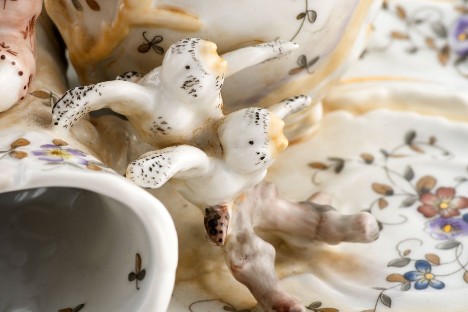 Пасхальный набор украшенный изображением ангела и птиц на ветке