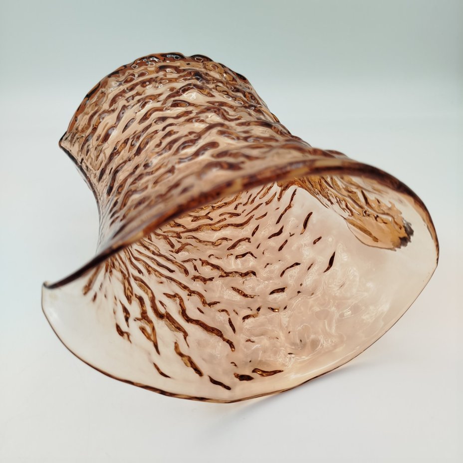 Кувшин «Кора» карамельного оттенка, автор В.С. Мурахвер, цветное стекло, Стеклозавод «Неман», СССР, 1960-1980 гг.