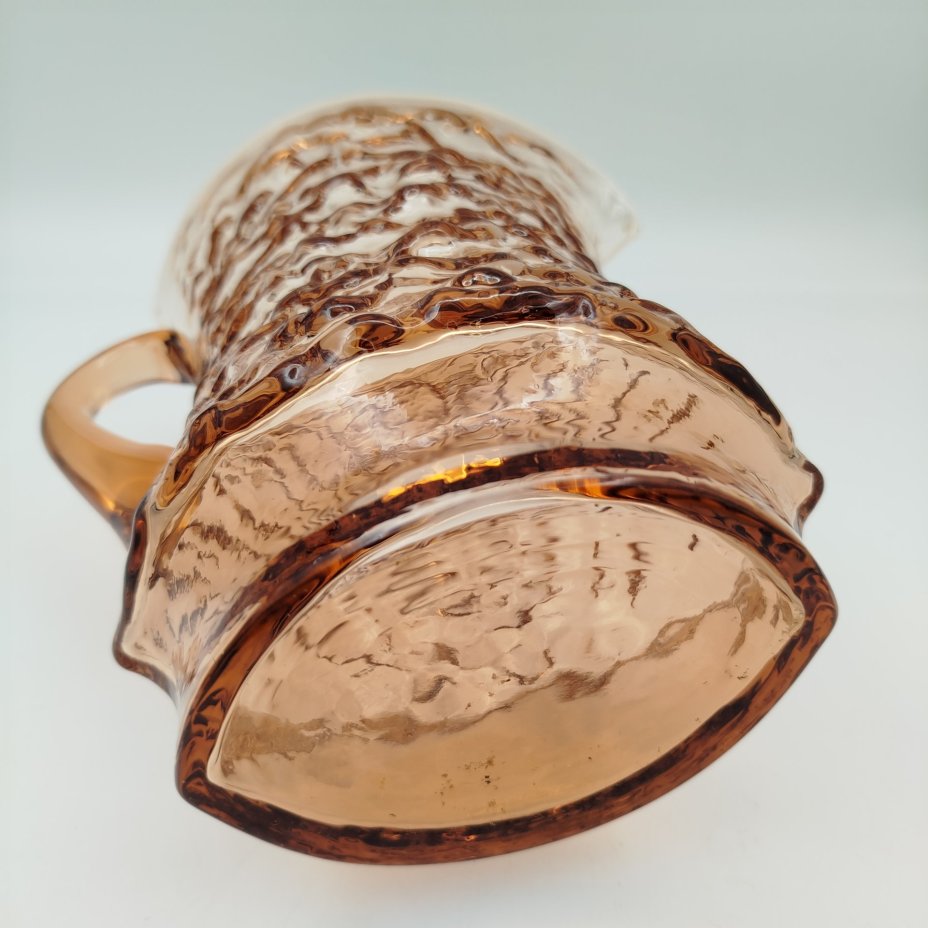 Кувшин «Кора» карамельного оттенка, автор В.С. Мурахвер, цветное стекло, Стеклозавод «Неман», СССР, 1960-1980 гг.