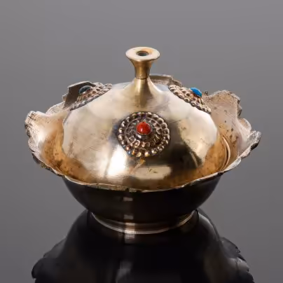 Шкатулка (маленькая) с крышкой, украшенной восточным узором и цветными вставками