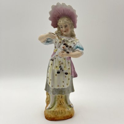 Статуэтка "Девочка, кормящая котенка"