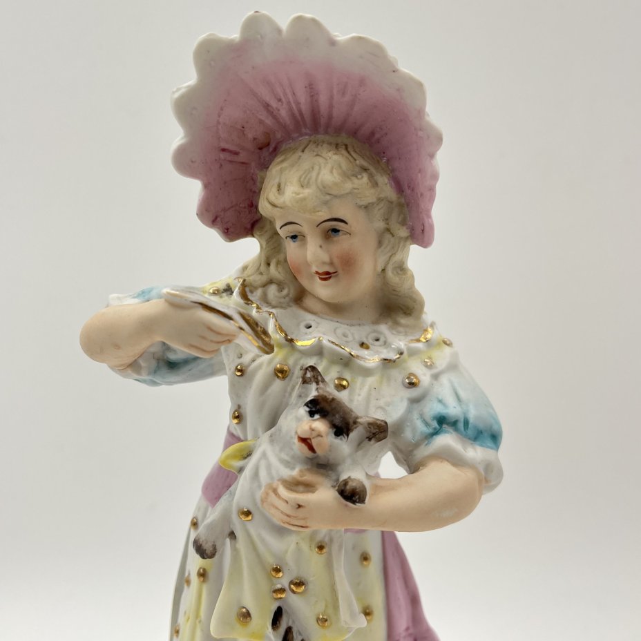 Статуэтка "Девочка, кормящая котенка"