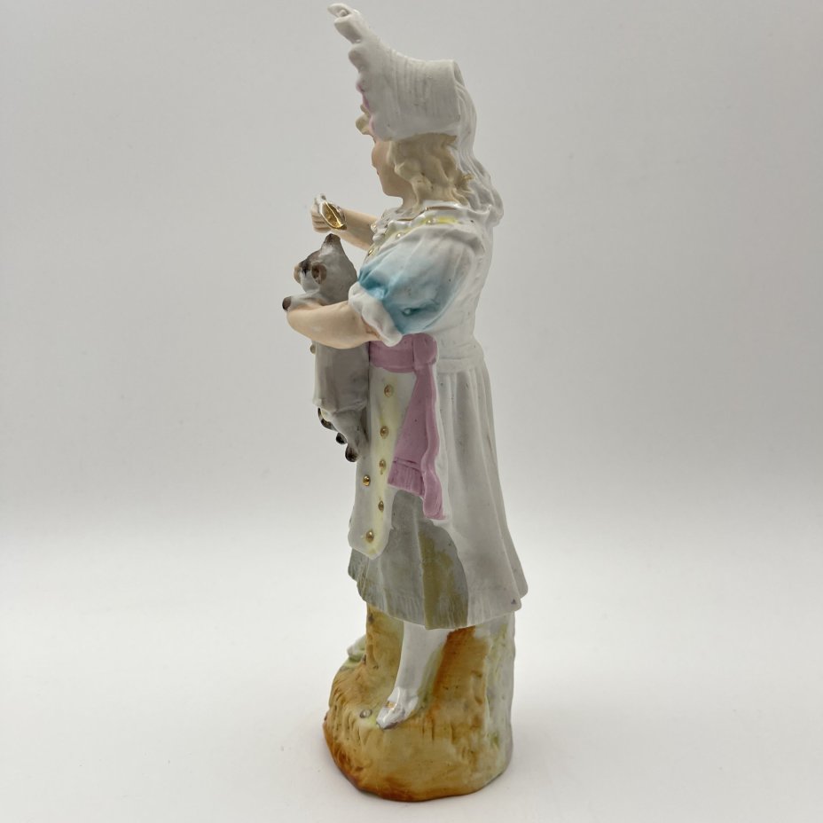 Статуэтка "Девочка, кормящая котенка"