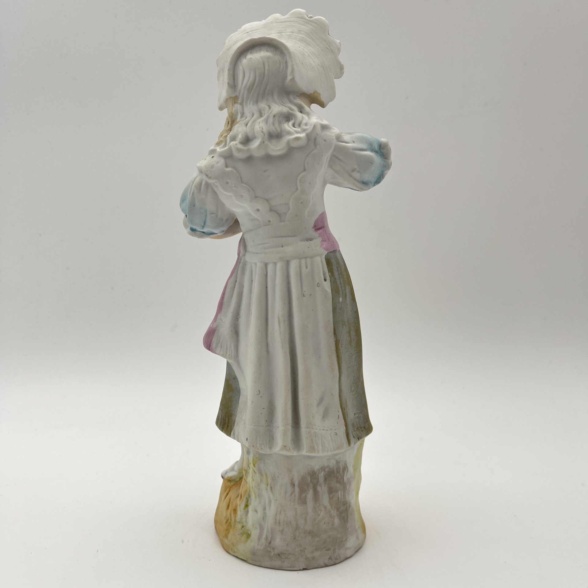 Статуэтка "Девочка, кормящая котенка"