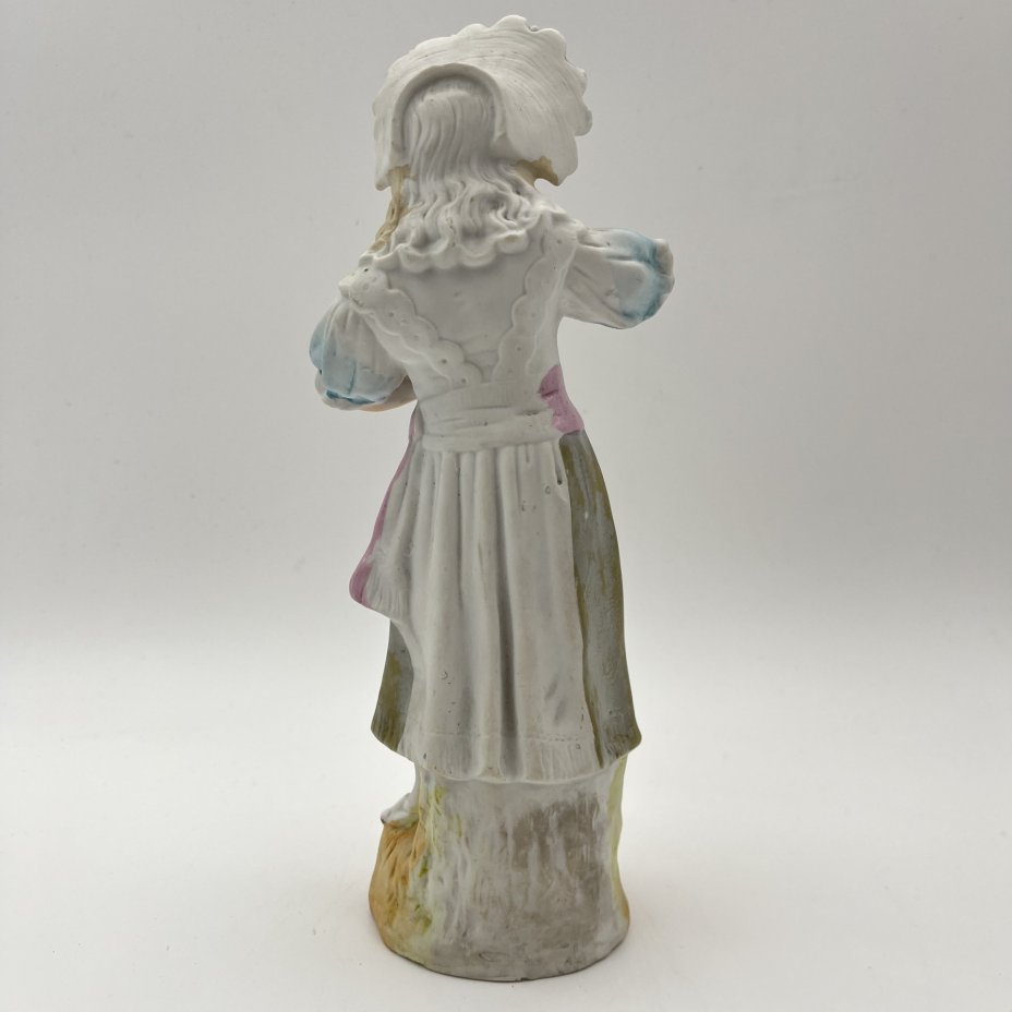 Статуэтка "Девочка, кормящая котенка"