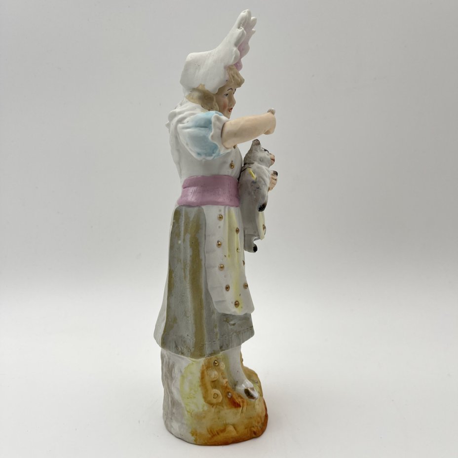 Статуэтка "Девочка, кормящая котенка"