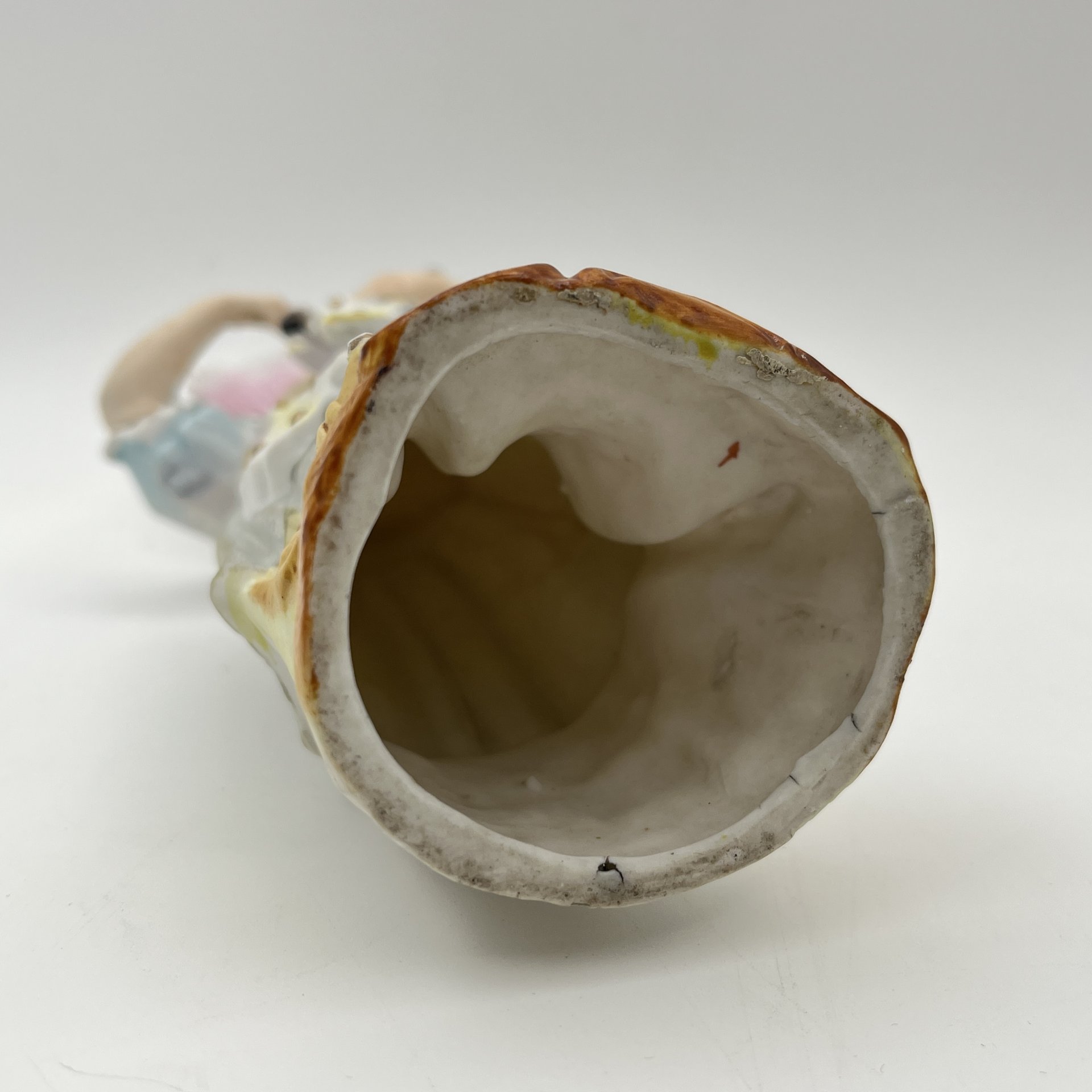 Статуэтка "Девочка, кормящая котенка"