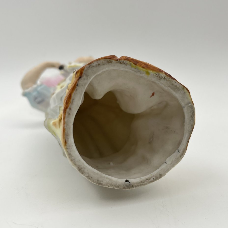 Статуэтка "Девочка, кормящая котенка"