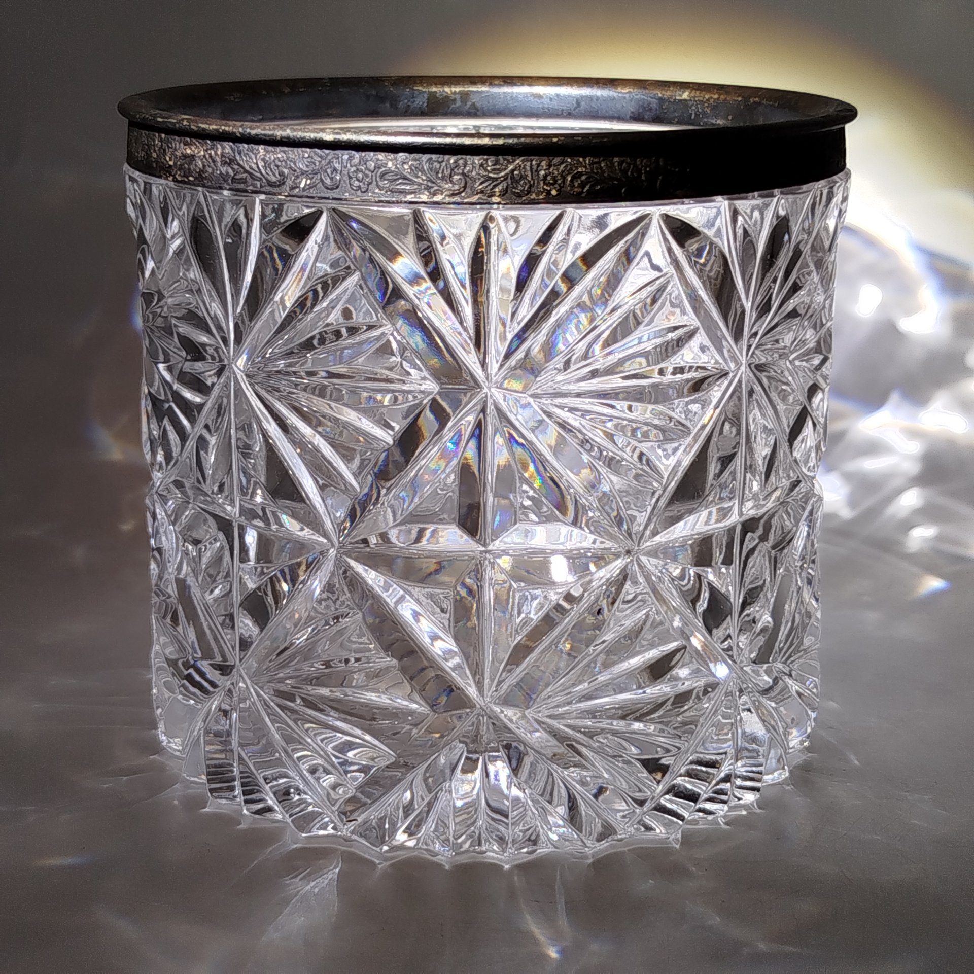 Конфетница (глубокая), украшенная орнаментальной окантовкой по борту, хрусталь, мельхиор, СССР, 1970-1980 гг.