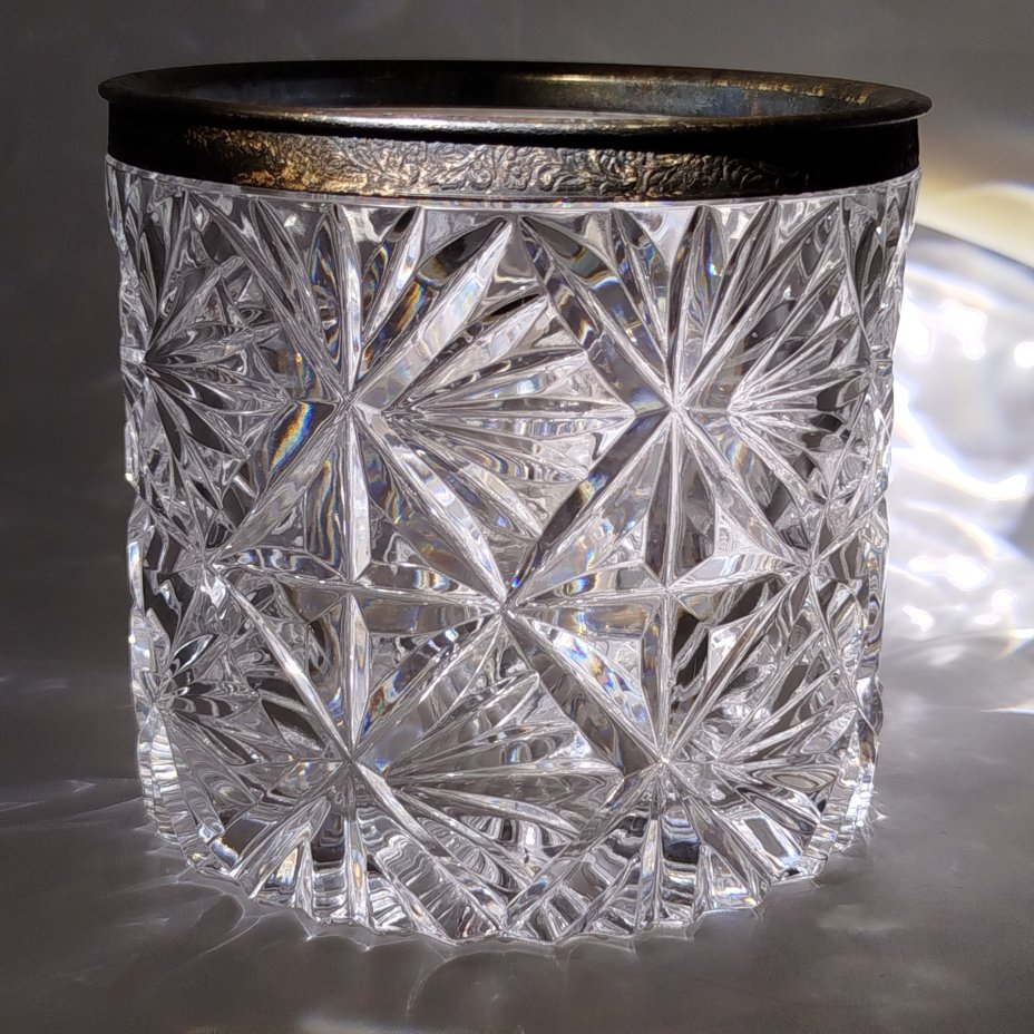 Конфетница (глубокая), украшенная орнаментальной окантовкой по борту