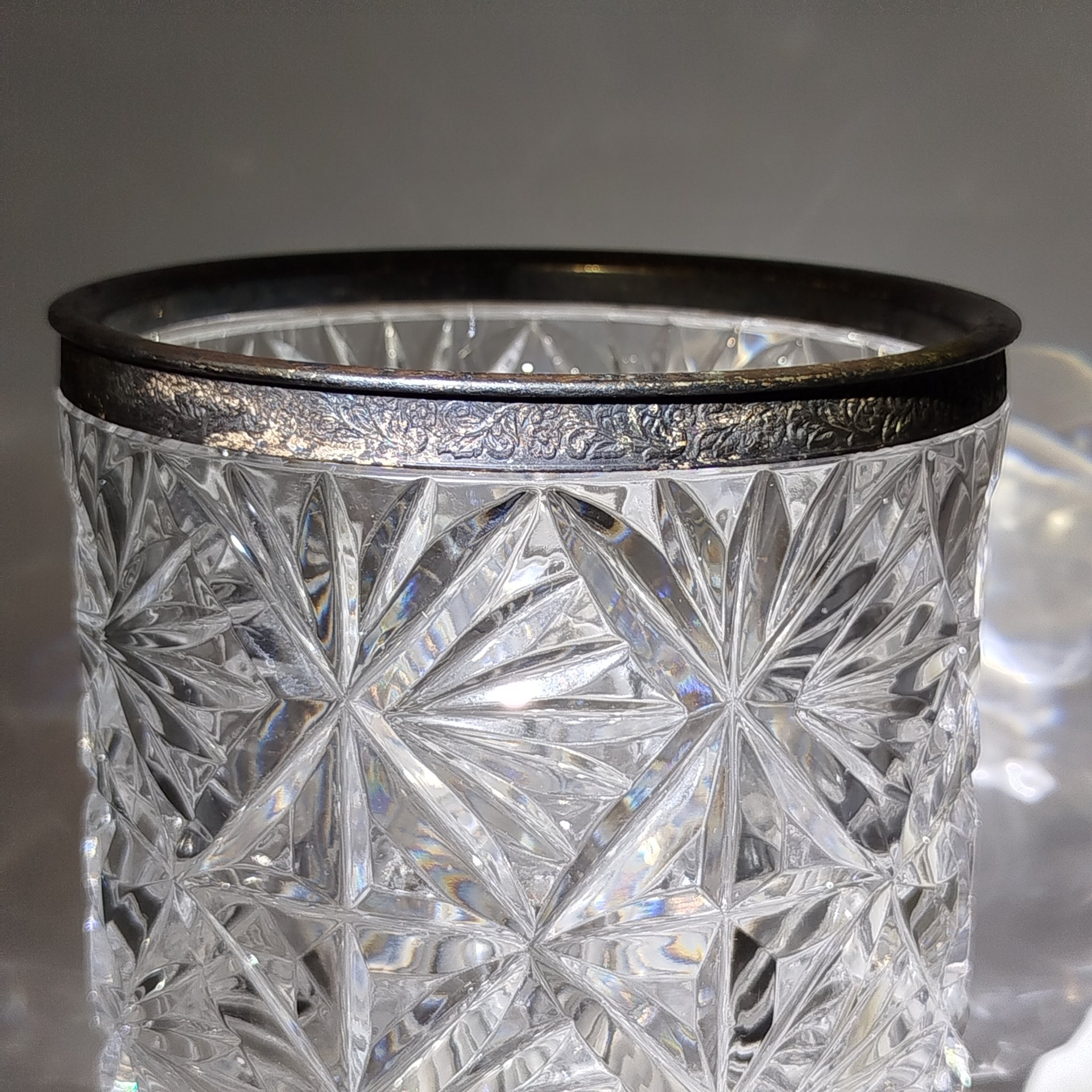 Конфетница (глубокая), украшенная орнаментальной окантовкой по борту, хрусталь, мельхиор, СССР, 1970-1980 гг.