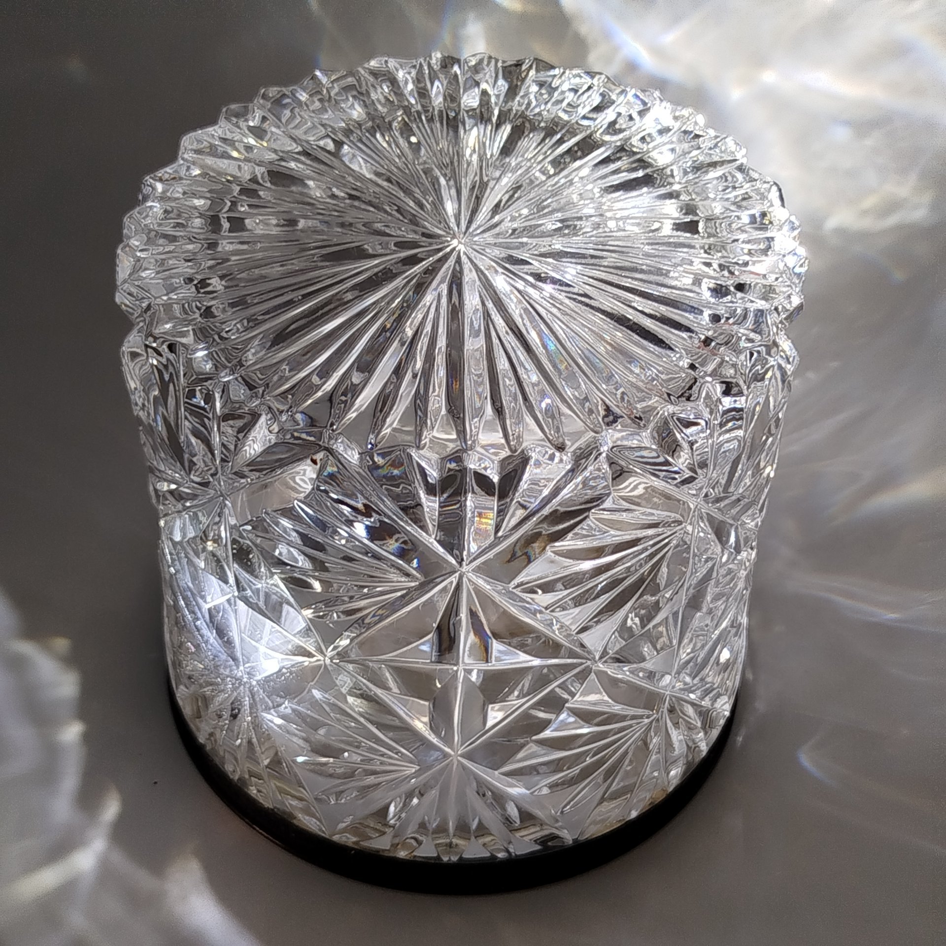 Конфетница (глубокая), украшенная орнаментальной окантовкой по борту, хрусталь, мельхиор, СССР, 1970-1980 гг.