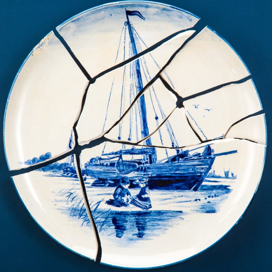 Панно настенное в антикварной раме с блюдом, украшенным речным пейзажем и изображением детей в национальных костюмах, фаянс, роспись, дерево, Villeroy & Boch, Германия, 1880-1914 гг.