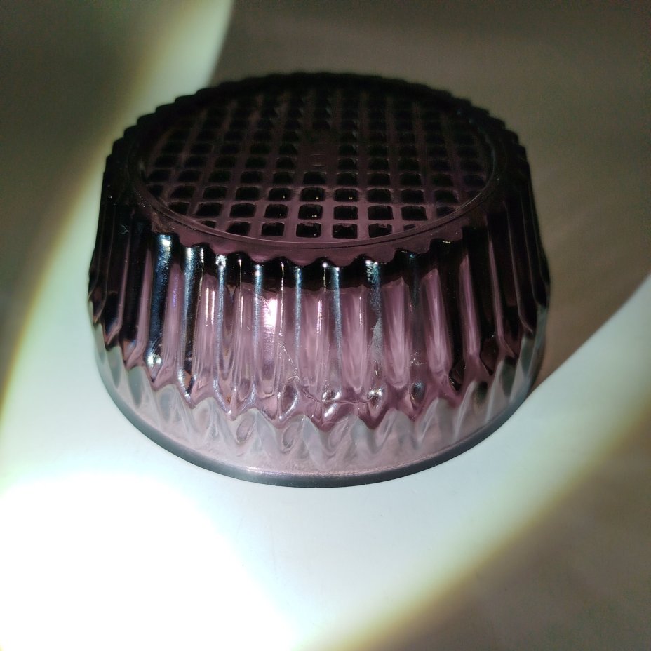 Конфетница с рельефным декором