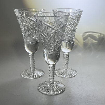 Рюмки на ножках с геометрическим декором 3 шт., хрусталь, пресс, алмазная грань, СССР, 1970-1990 гг.