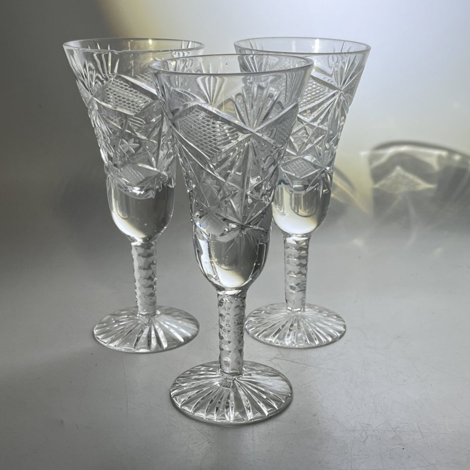 Рюмки на ножках с геометрическим декором 3 шт., хрусталь, пресс, алмазная грань, СССР, 1970-1990 гг.