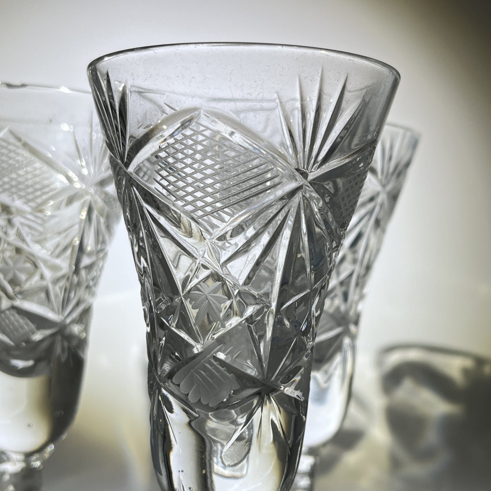 Рюмки на ножках с геометрическим декором 3 шт., хрусталь, пресс, алмазная грань, СССР, 1970-1990 гг.
