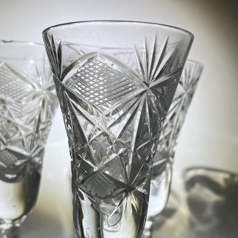 Рюмки на ножках с геометрическим декором 3 шт.