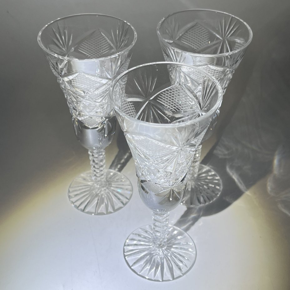 Рюмки на ножках с геометрическим декором 3 шт.