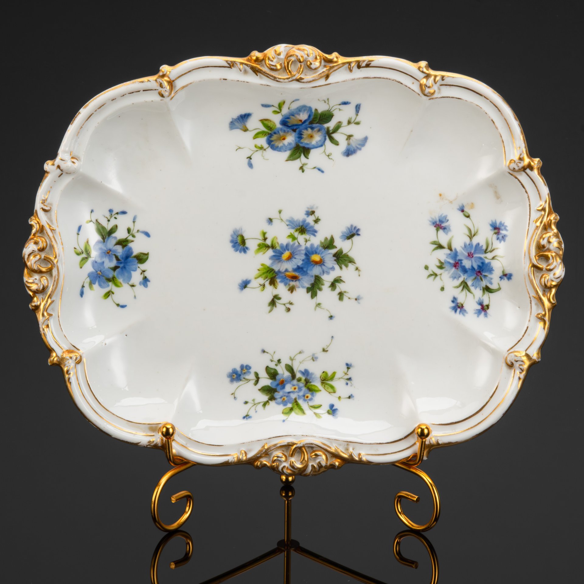 Блюдо сервировочное, украшенное цветочным декором, Edouard D. Honoré, фарфор, роспись, золочение, Франция, 1830-1855 гг.