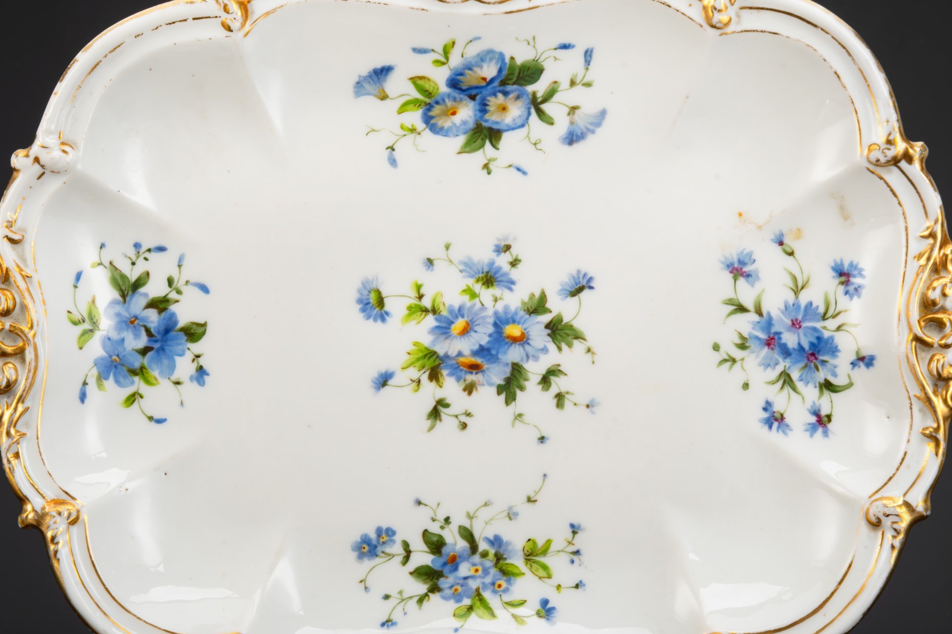 Блюдо сервировочное, украшенное цветочным декором, Edouard D. Honoré, фарфор, роспись, золочение, Франция, 1830-1855 гг.