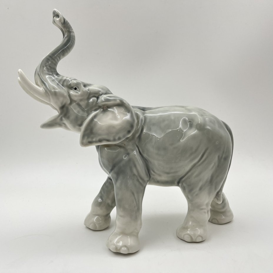 Статуэтка "Слон с поднятым хоботом вверх", фарфор, роспись, Gräfenthal (Графенталь), Германия, 1972-1990 гг.
