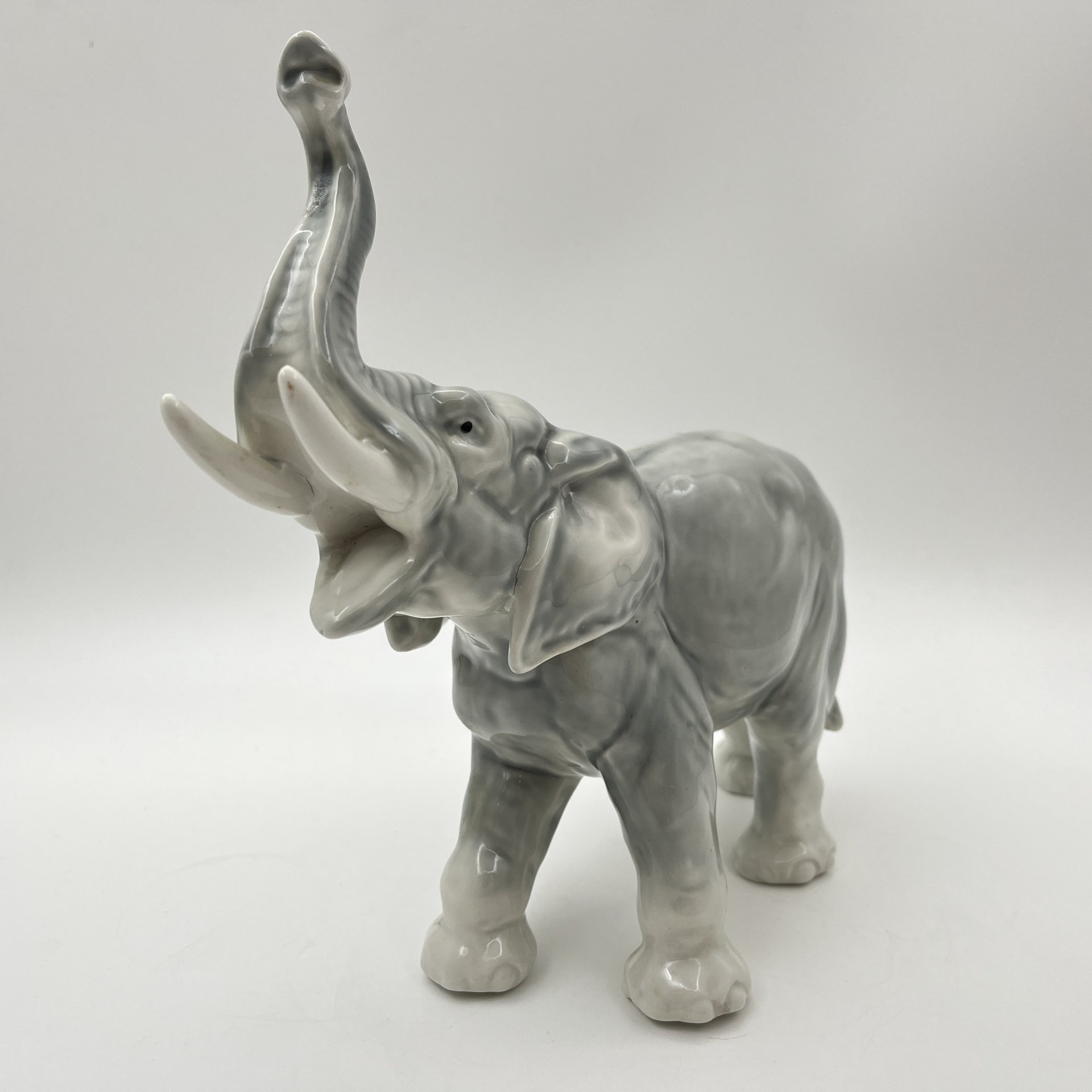 Статуэтка "Слон с поднятым хоботом вверх", фарфор, роспись, Gräfenthal (Графенталь), Германия, 1972-1990 гг.